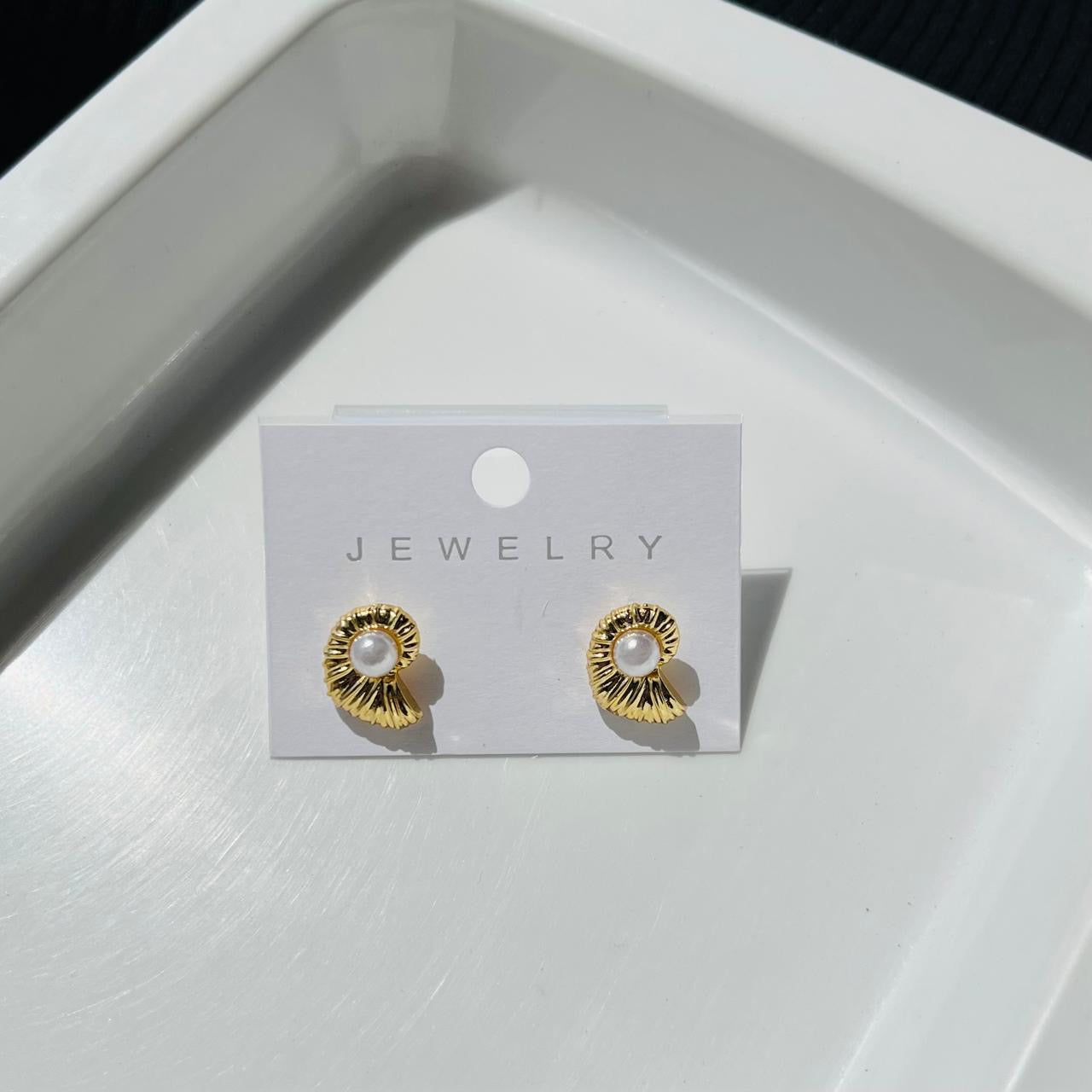 Shell Pearl Earrings