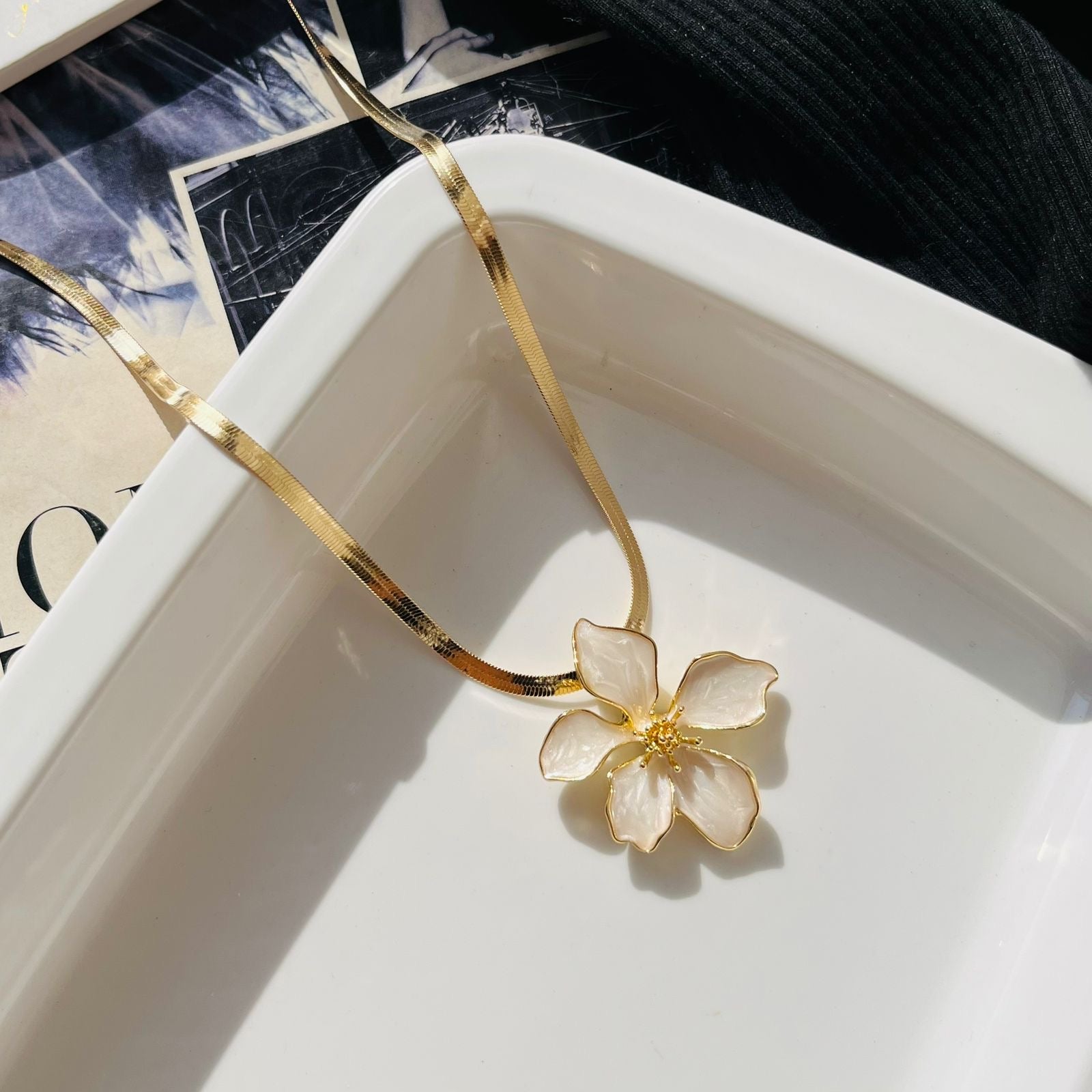 White Daisy Necklace