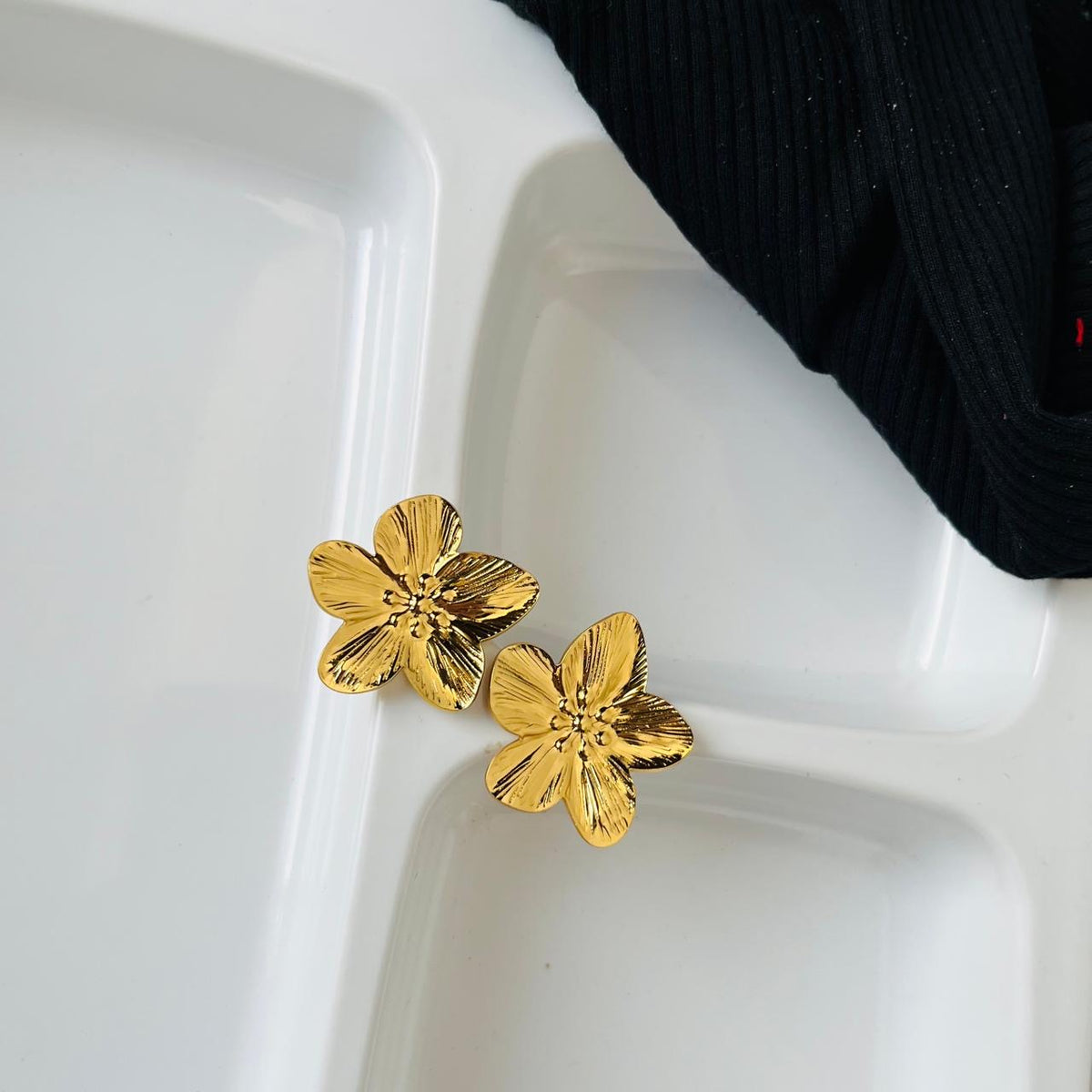 Daisy Earrings ~ Anti Tarnish