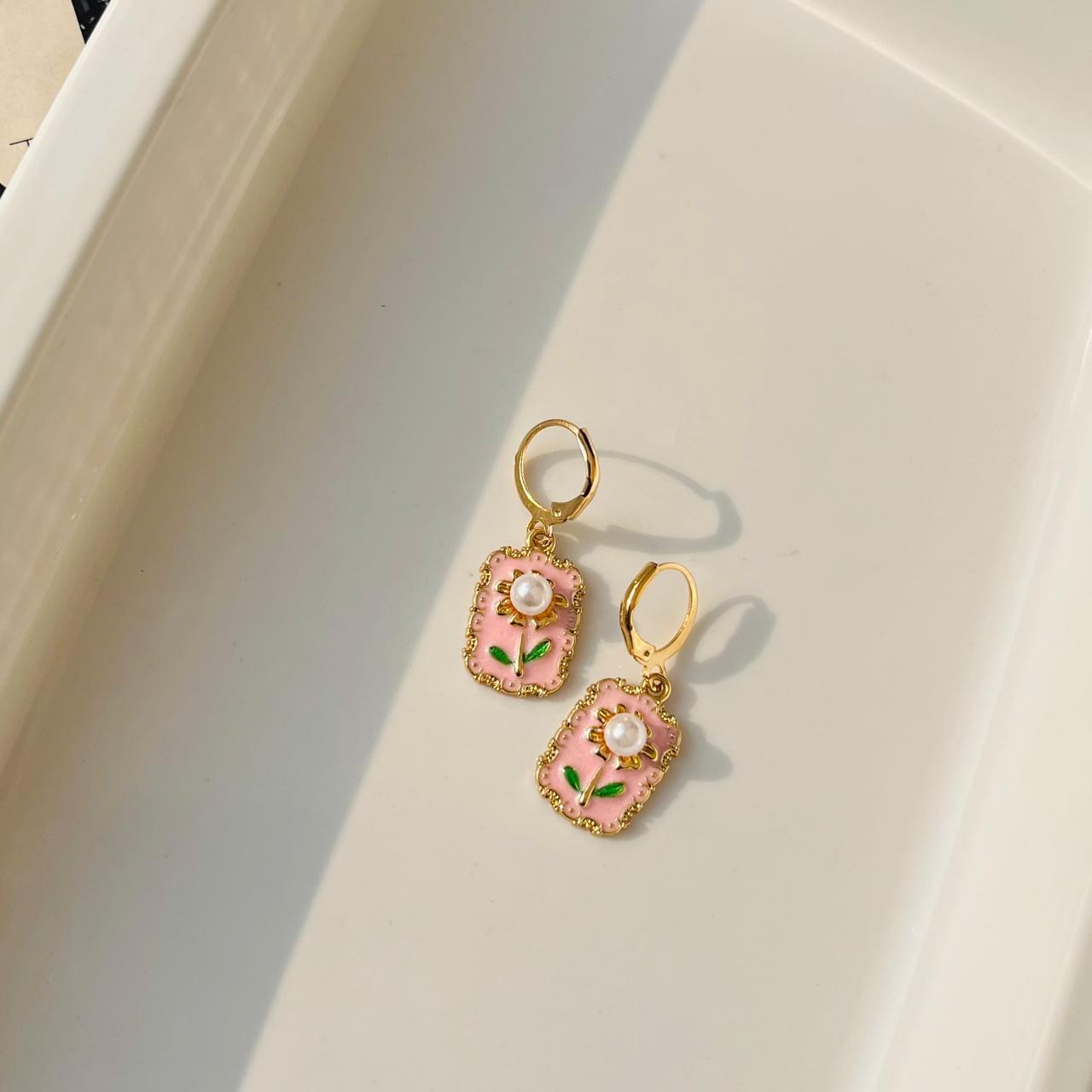 Tulip Pearl Earrings