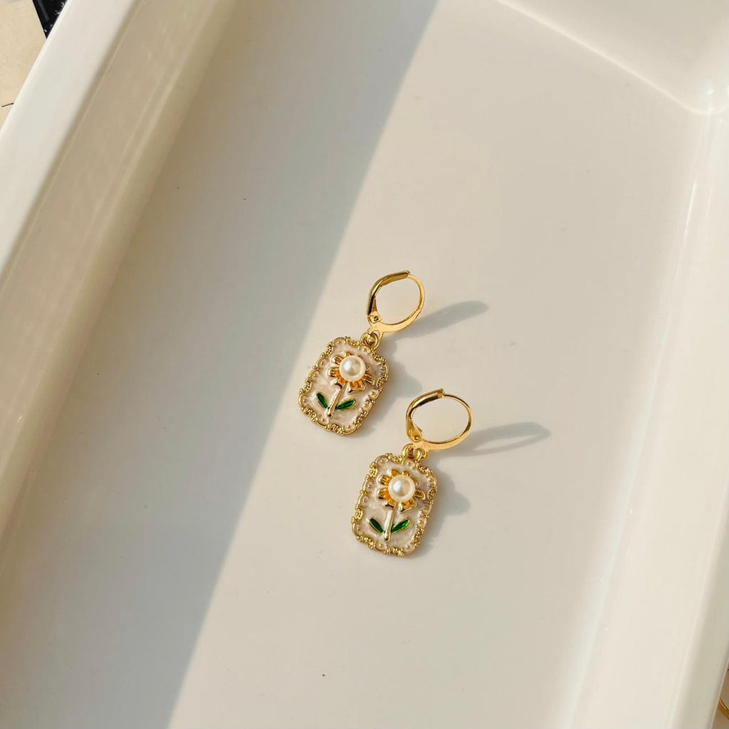 Tulip Pearl Earrings