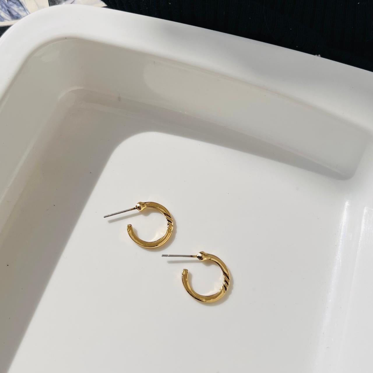Metta Small Hoops