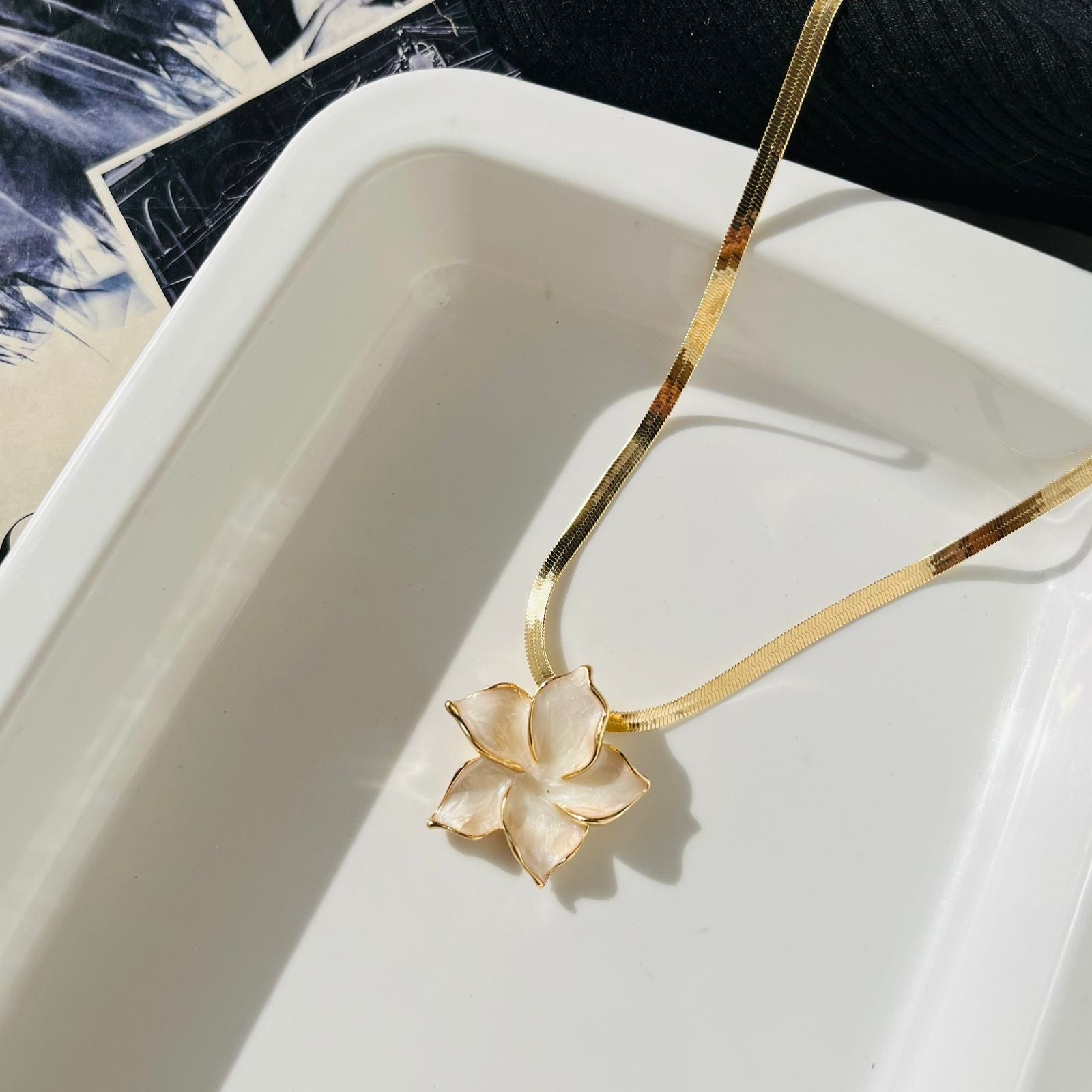 White Daisy Necklace