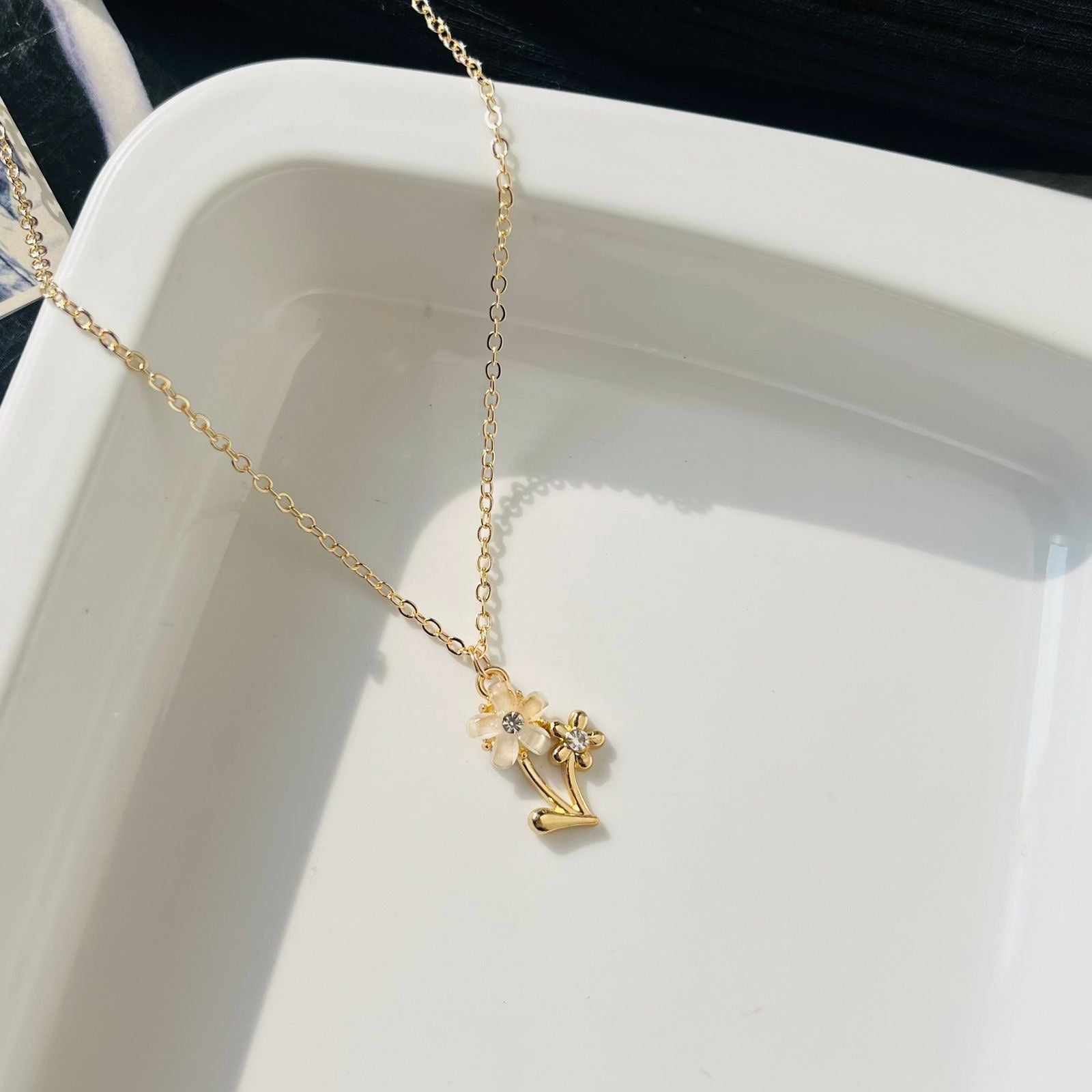 White Daisy Necklace