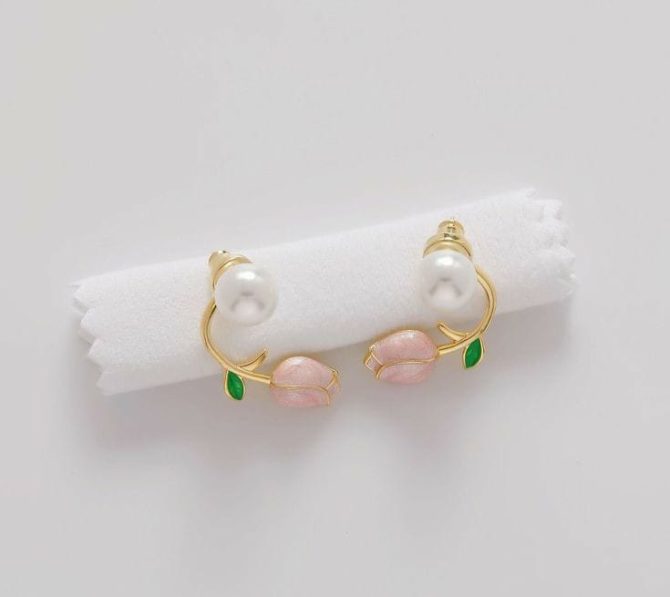 Tulip Pearl Earrings