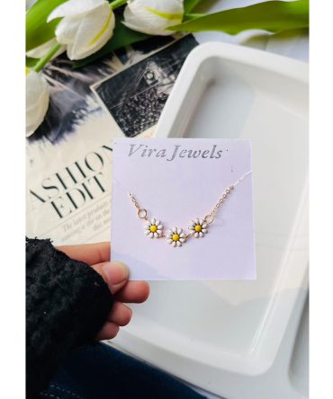 Triplet Daisy Necklace