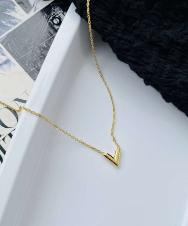 'V' Initial Necklace~ Anti Tarnish