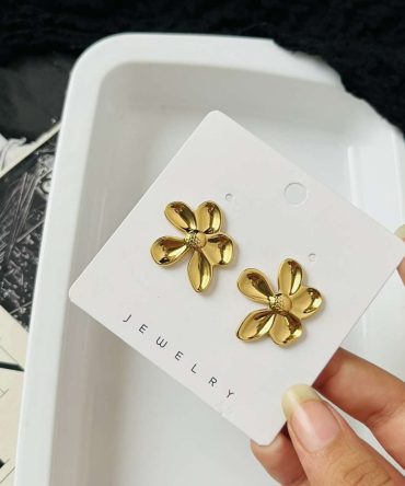 Golden Daisy Earrings~ Anti Tarnish