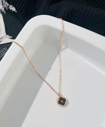 Circle Clover Necklace